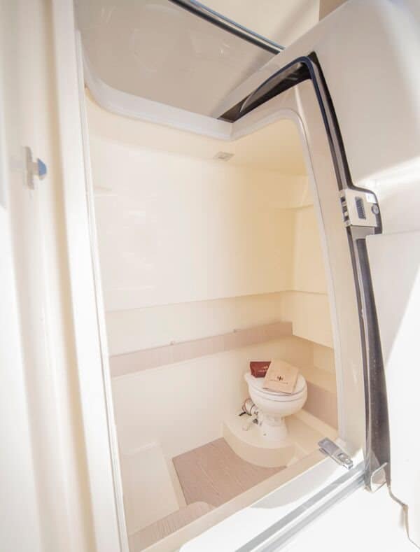 0b8ff54b-53b1-4c4e-92e8-1740322a93b6Toilet